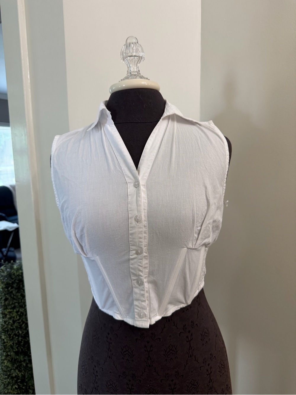 Women’s Rodeo White Sleeveless Button-Front Crop Top size M